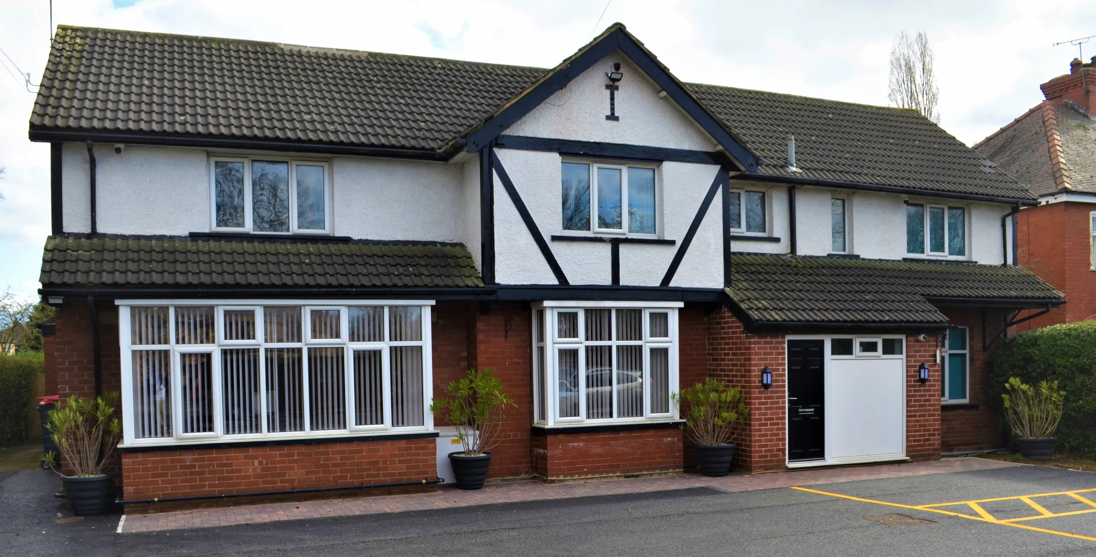 Thomas Ashley Lodge front exterior